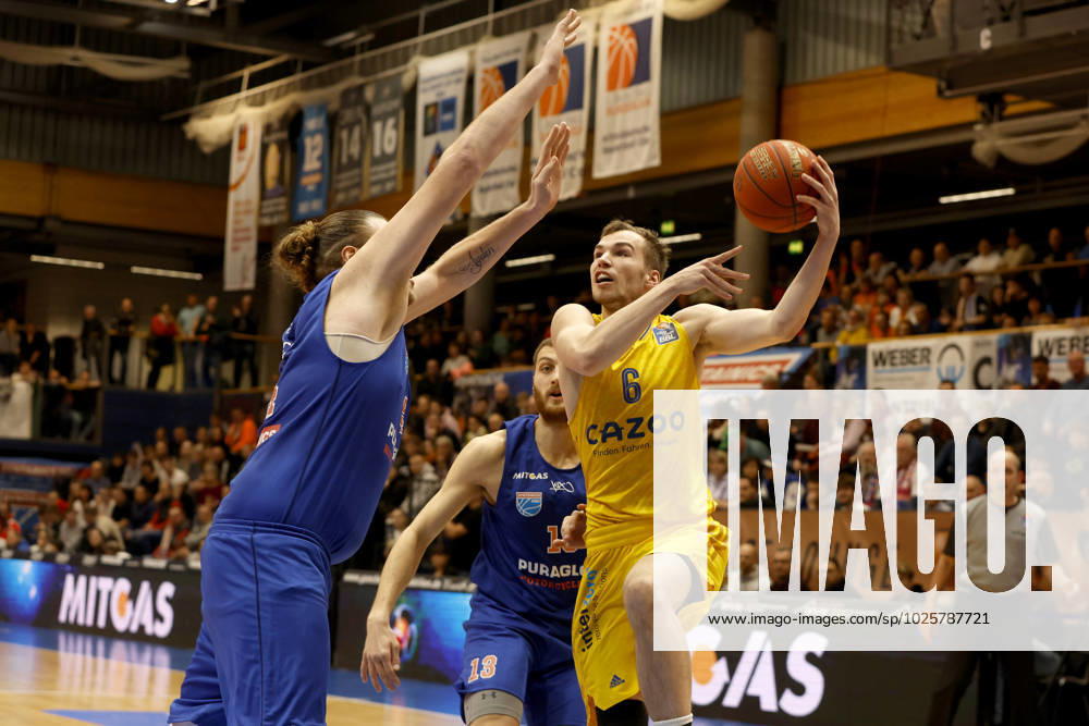 easyCredit Basketball Bundesliga, BBL, season 2022 2023, men, Syntainics MBC Alba Berlin, 6, Malte Delow, Alba Berlin, 54, John Bryant, Syntainics MBC Weißenfels Stadthalle Sachsen Anhalt Germany