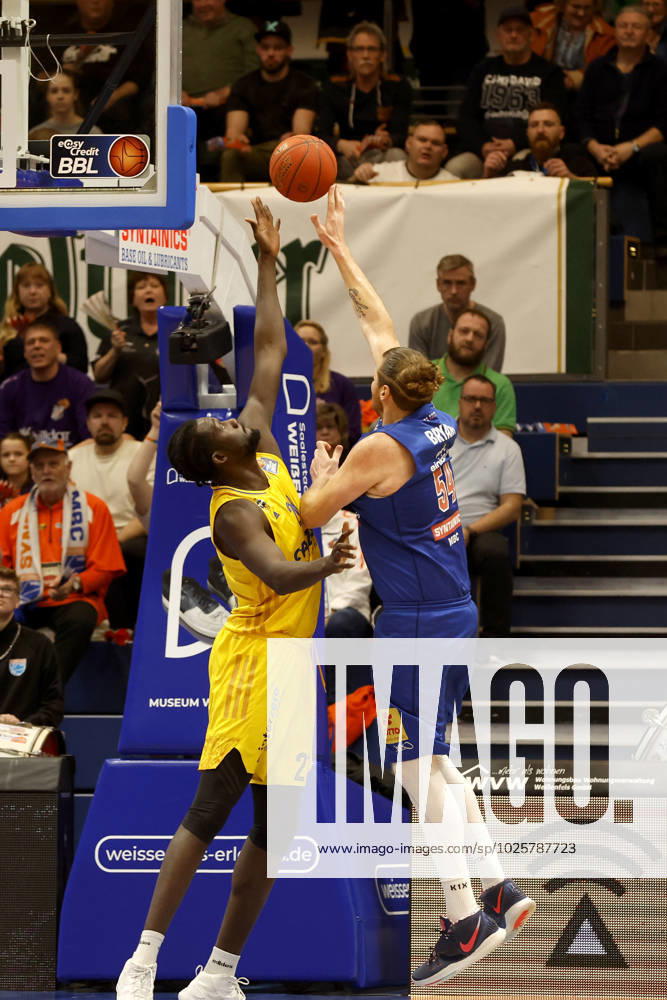 easyCredit Basketball Bundesliga, BBL, season 2022 2023, men, Syntainics MBC Alba Berlin, 54, John Bryant, Syntainics MBC, 21, Christ Koumadje, Alba Berlin Weißenfels Stadthalle Sachsen Anhalt Germany