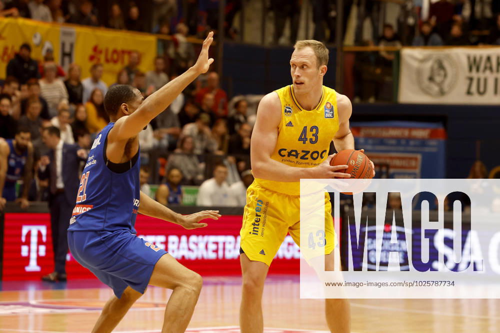 easyCredit Basketball Bundesliga, BBL, season 2022 2023, men, Syntainics MBC Alba Berlin, 43, Luke Sikma, Alba Berlin, 21, Tremmell Darden, Syntainics MBC Weißenfels Stadthalle Sachsen Anhalt Germany