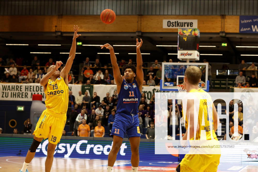 easyCredit Basketball Bundesliga, BBL, season 2022 2023, men, Syntainics MBC Alba Berlin, 11, Kostja Mushidi, Syntainics MBC, 19, Louis Olinde, Alba Berlin Weißenfels Stadthalle Sachsen Anhalt Germany
