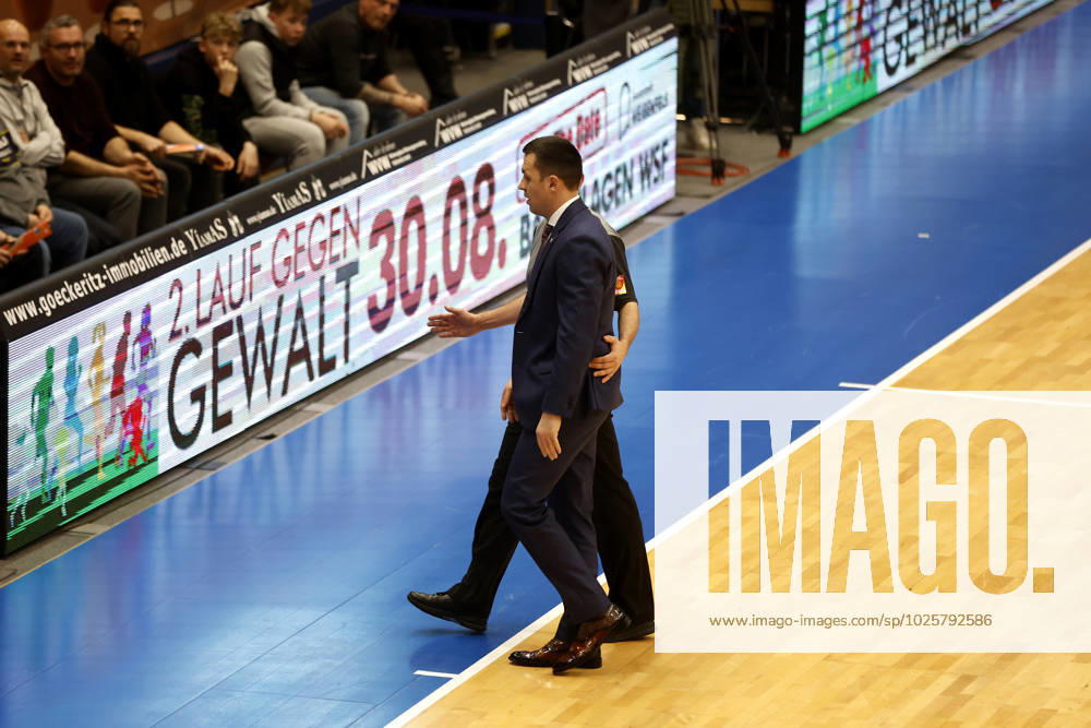 easyCredit Basketball Bundesliga, BBL, season 2022 2023, men, Syntainics MBC Alba Berlin, Igor Jovovic Head Coach , Syntainics MBC must leave the hall after 2 technical fouls Weißenfels Stadthalle Sachsen Anhalt Germany