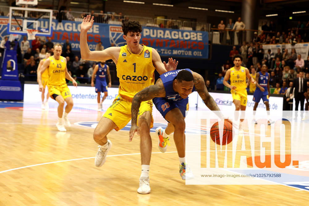 easyCredit Basketball Bundesliga, BBL, season 2022 2023, men, Syntainics MBC Alba Berlin, 23, Charles Callison, Syntainics MBC loses ball in fight against 1, Gabriele Procida, Alba Berlin Weißenfels Stadthalle Sachsen Anhalt Germany