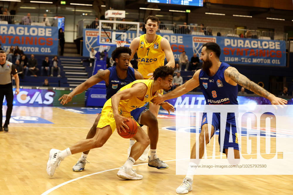 easyCredit Basketball Bundesliga, BBL, season 2022 2023, men, Syntainics MBC Alba Berlin, 0, Maodo Lo, Alba Berlin, 8 Martin Breunig, Syntainics MBC Weißenfels Stadthalle Sachsen Anhalt Germany