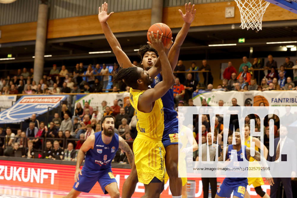 easyCredit Basketball Bundesliga, BBL, season 2022 2023, men, Syntainics MBC Alba Berlin, 3, Jaleen Smith, Alba Berlin, 11, Kostja Mushidi, Syntainics MBC Weißenfels Stadthalle Sachsen Anhalt Germany