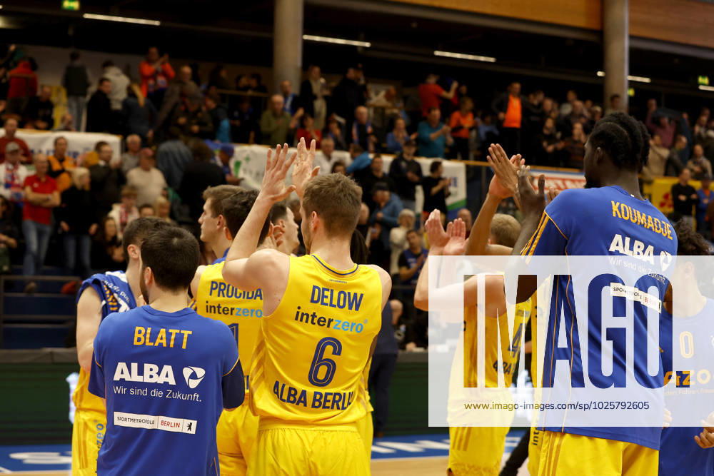 easyCredit Basketball Bundesliga, BBL, season 2022 2023, men, Syntainics MBC Alba Berlin, Alba Berlin thanks the fans after the game Weißenfels Stadthalle Sachsen Anhalt Germany