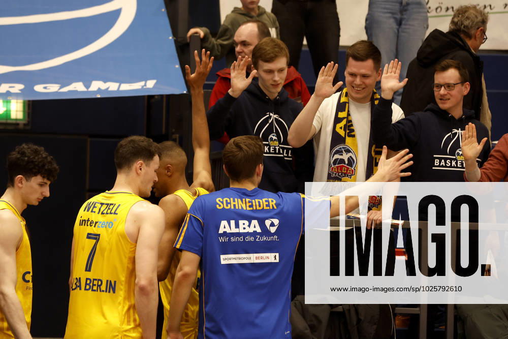 easyCredit Basketball Bundesliga, BBL, season 2022 2023, men, Syntainics MBC Alba Berlin, 10, Tim Schneider, Alba Berlin, 7, Yanni Wetzell, Alba Berlin thank the fans Weißenfels Stadthalle Sachsen Anhalt Germany