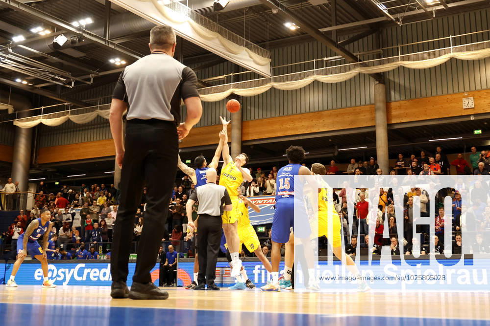 easyCredit Basketball Bundesliga, BBL, season 2022 2023, men, Syntainics MBC Alba Berlin, tipoff, 8 Martin Breunig, Syntainics MBC, 7, Yanni Wetzell, Alba Berlin Weißenfels Stadthalle Sachsen Anhalt Germany