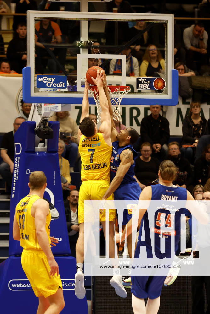easyCredit Basketball Bundesliga, BBL, season 2022 2023, men, Syntainics MBC Alba Berlin, 7, Yanni Wetzell, Alba Berlin, 21, Tremmell Darden, Syntainics MBC Weißenfels Stadthalle Sachsen Anhalt Germany