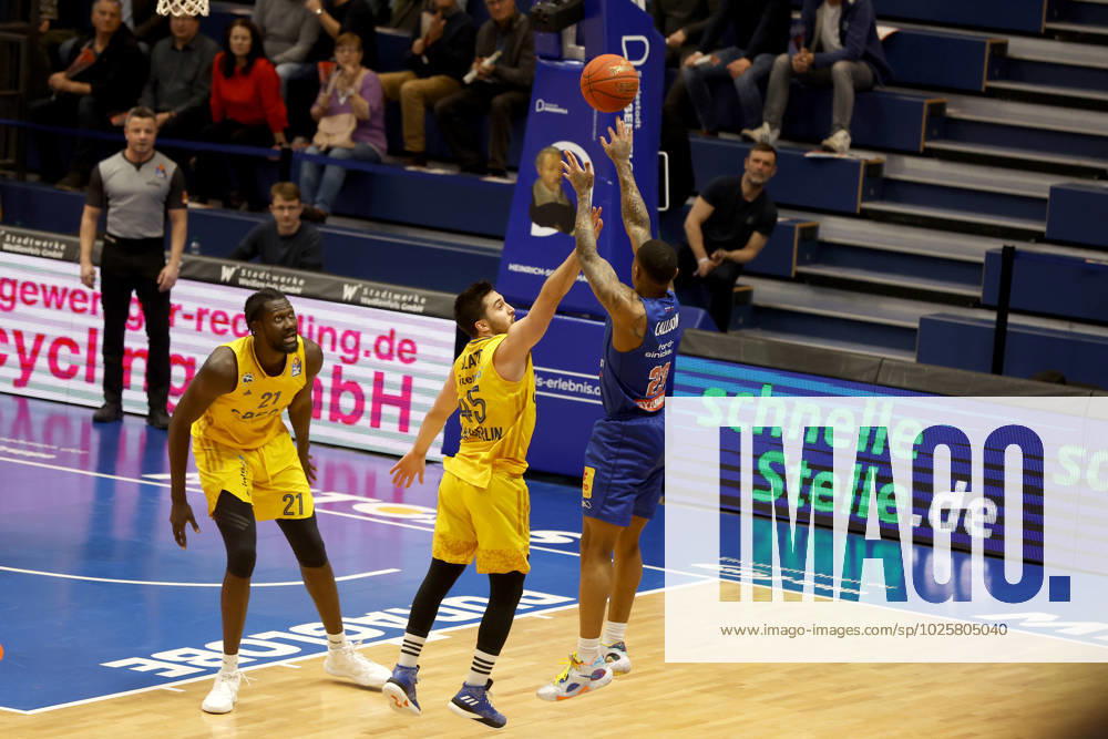 easyCredit Basketball Bundesliga, BBL, season 2022 2023, men, Syntainics MBC Alba Berlin, 23, Charles Callison, Syntainics MBC, 45, Tamir Blatt, Alba Berlin Weißenfels Stadthalle Sachsen Anhalt Germany