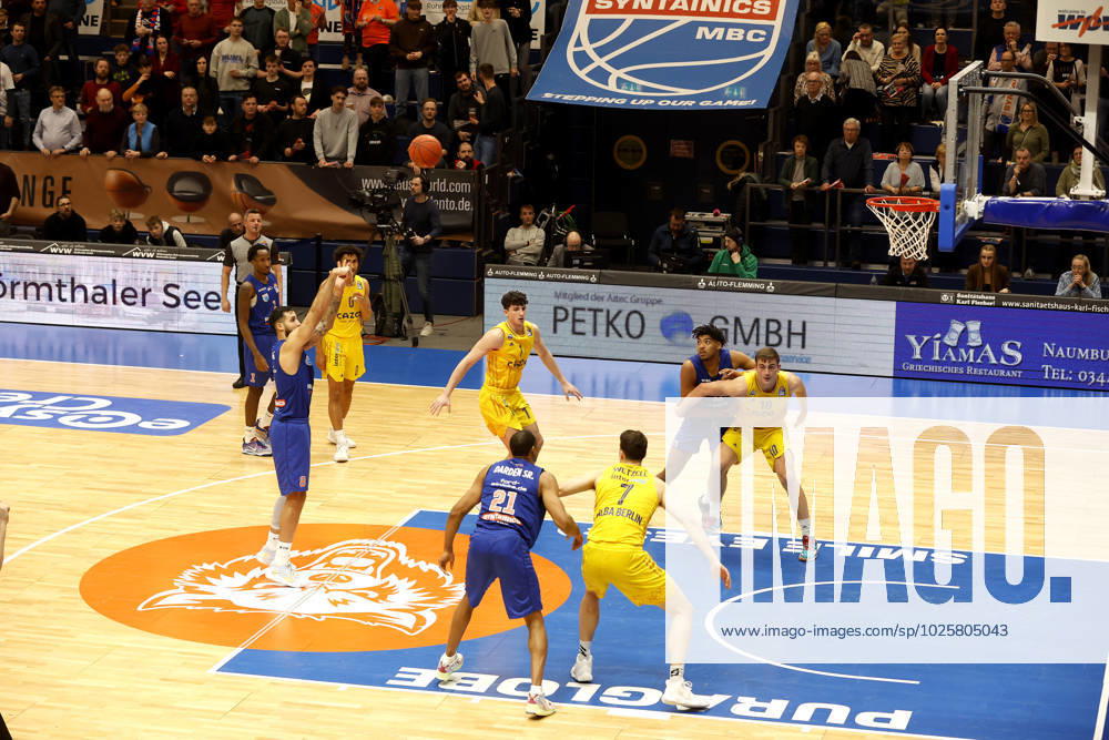 easyCredit Basketball Bundesliga, BBL, season 2022 2023, men, Syntainics MBC Alba Berlin, 8 Martin Breunig, Syntainics MBC shooting free throw Weißenfels Stadthalle Sachsen Anhalt Germany