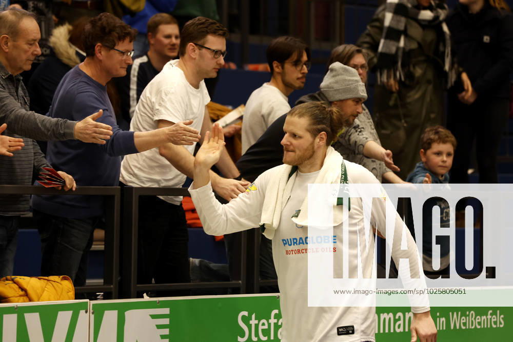 easyCredit Basketball Bundesliga, BBL, season 2022 2023, men, Syntainics MBC Alba Berlin, 54, John Bryant, Syntainics MBC thanks fans Weißenfels Stadthalle Sachsen Anhalt Germany