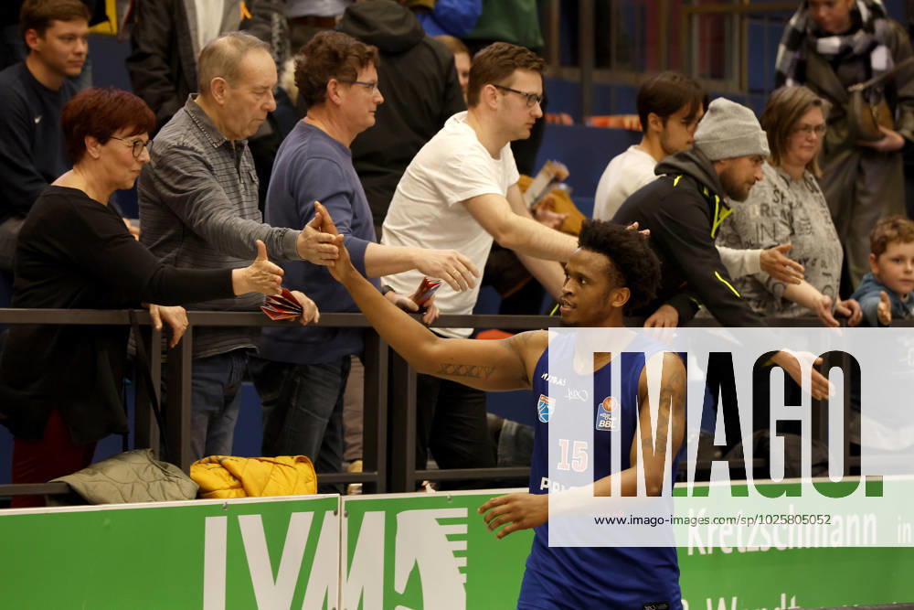 easyCredit Basketball Bundesliga, BBL, season 2022 2023, men, Syntainics MBC Alba Berlin, 15, Stephon Jelks, Syntainics MBC thanks fans Weißenfels Stadthalle Sachsen Anhalt Germany