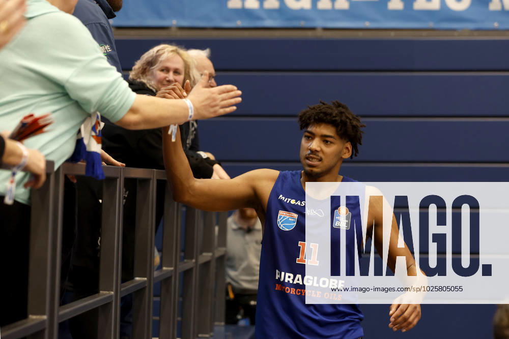 easyCredit Basketball Bundesliga, BBL, season 2022 2023, men, Syntainics MBC Alba Berlin, 11, Kostja Mushidi, Syntainics MBC thanks fans Weißenfels Stadthalle Sachsen Anhalt Germany