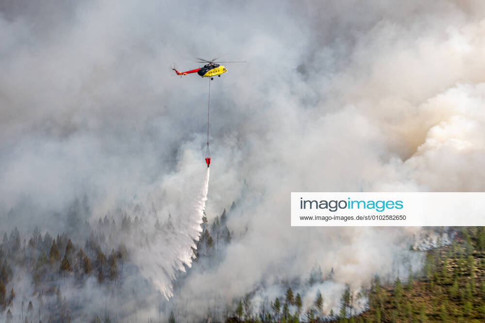 KW30 KHANTY-MANSI AUTONOMOUS AREA, RUSSIA - JULY 21, 2020: A helicopter battles a wildfire in the taiga in Sovetsky District of the Khanty-Mansi Autonomous Area, north-west Siberia. On 14 July 2020, the local authorities declared a state of emergency in wooded areas of the Khanty-Mansi Autonomous Area. Since the start of the fire season , more than 240 wild fires covering an area of more than 29,000 hectares have been reported in the region. Denis Bushkovsky TASS TS0E0B3F
