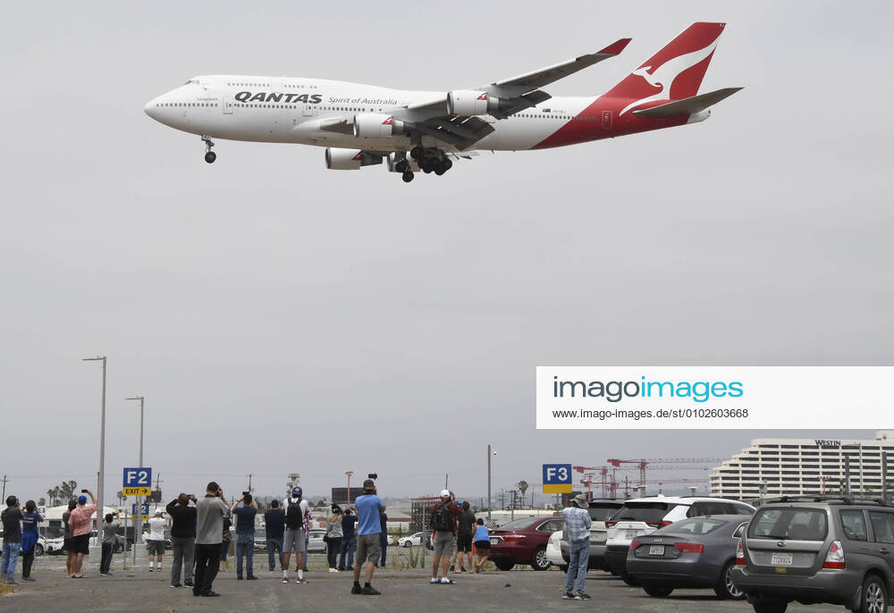 (The Final Qantas 747 Flight).Airplane spotters come out to take photos of the last Qantas Boeing 747-400 makes its final landing after cross the Pacific Ocean at LAX Wednesday, July 22, Los Angeles CA USA. The jet will fly out in a few days to Mojave Airport, California as its final resting place...The final flight has brought down the curtain on a five-decade partnership between Qantas and the Queen of the Skies, which saw Qantas become one of only a few airlines in the world that stuck with the 747 up to today. Los Angeles USA - ZUMAbl1_ 20200722_zaf_bl1_008