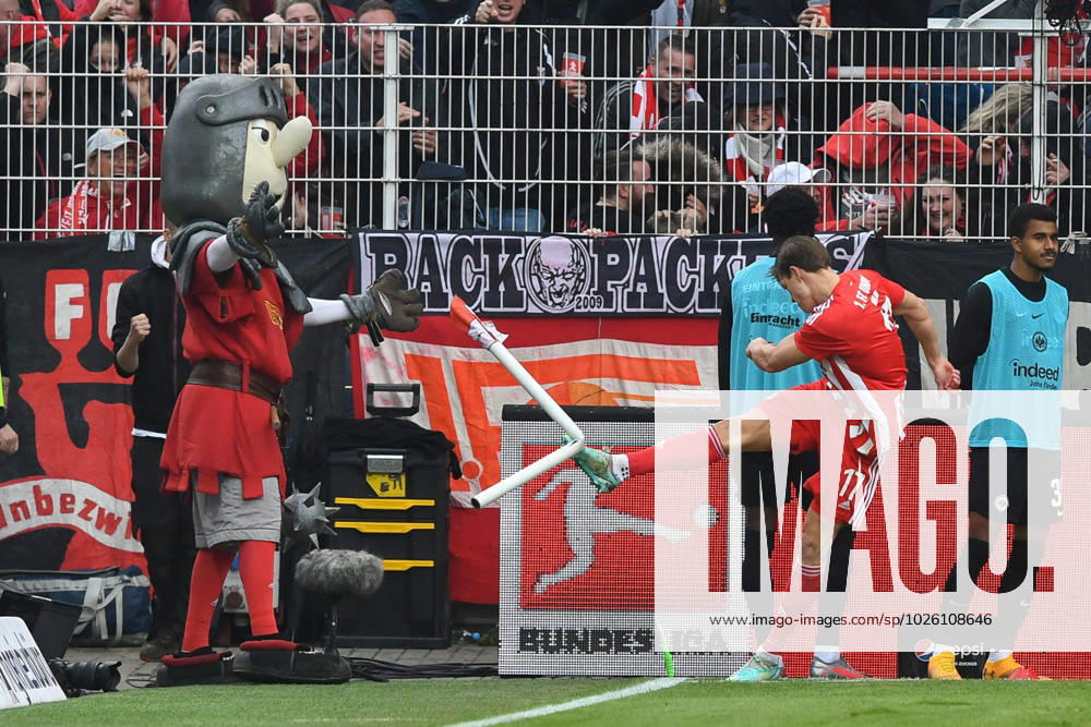 Football, men, season 2022 2023, 1 Bundesliga 25 matchday , 1 FC Union Berlin Eintracht Frankfurt, Kevin Behrens 1 FC Union Berlin goal celebration to 2 0 and kicks the corner flag out of the socket , 19 03 2023,