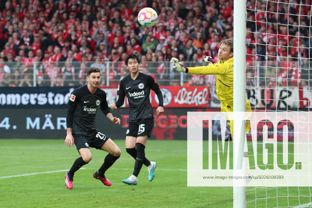 football 1 Bundesliga, Union Berlin Eintracht Frankfurt, v l Lucas Alario of Eintracht Frankfurt Daichi Kamada of Eintracht Frankfurt Frederik Roennow 1 FC Union Berlin Berlin