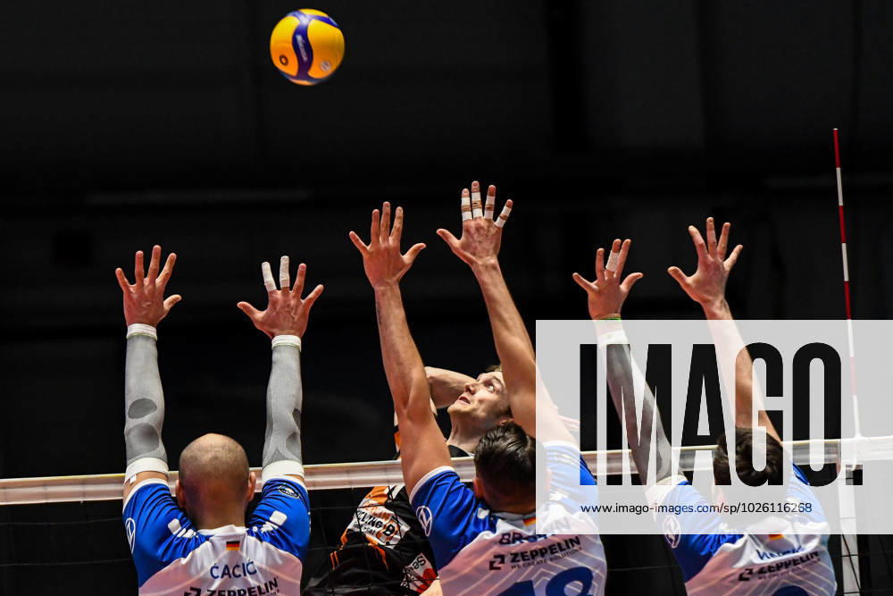 GER, VBL, VfB Friedrichshafen vs Berlin Recycling Volleys 19 03 2023, Bodensee Airport Arena, Friedrichshafen, GER, VBL, VfB Friedrichshafen vs Berlin Recycling Volleys, pictured Vojin Cacic Friedrichshafen, 13 , Andre Brown Friedrichshafen, 18 and Dejan Vincic Friedrichshafen, 9 try to block the attack of Cody Kessel Berlin, 11 nordphotoxGmbHx xHafner nph00200