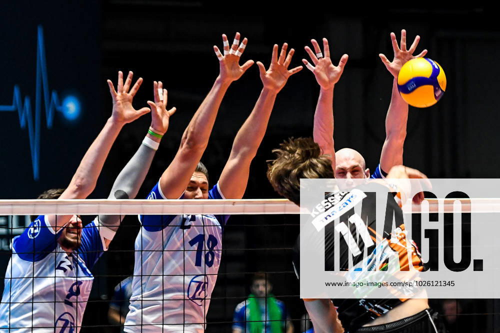 GER, VBL, VfB Friedrichshafen vs Berlin Recycling Volleys 19 03 2023, Bodensee Airport Arena, Friedrichshafen, GER, VBL, VfB Friedrichshafen vs Berlin Recycling Volleys, pictured Cody Kessel Berlin, 11 cant beat the block with Dejan Vincic Friedrichshafen, 9 , Andre Brown Friedrichshafen, 18 and Ziga Stern Friedrichshafen, 14 nordphotoxGmbHx xHafner nph00200