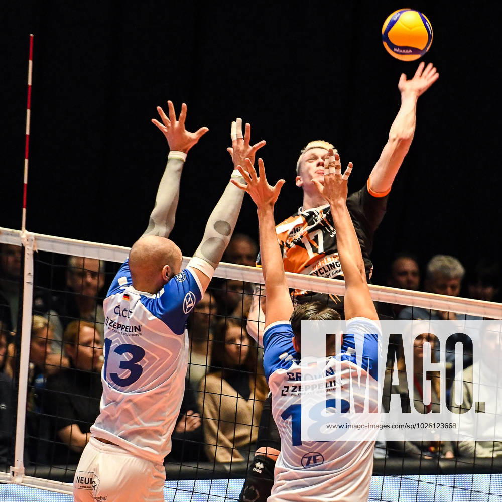 GER, VBL, VfB Friedrichshafen vs Berlin Recycling Volleys 19 03 2023, Bodensee Airport Arena, Friedrichshafen, GER, VBL, VfB Friedrichshafen vs Berlin Recycling Volleys, pictured Marek Sotola Berlin, 17 , Vojin Cacic Friedrichshafen, 13 , Andre Brown Friedrichshafen, 18 nordphotoxGmbHx xHafner nph00200