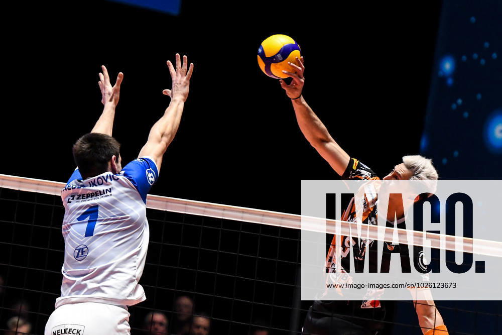 GER, VBL, VfB Friedrichshafen vs Berlin Recycling Volleys 19 03 2023, Bodensee Airport Arena, Friedrichshafen, GER, VBL, VfB Friedrichshafen vs Berlin Recycling Volleys, pictured Aleksandar Nedeljkovic Friedrichshafen, 1 , Nehemiah Mote Berlin, 5 nordphotoxGmbHx xHafner nph00200