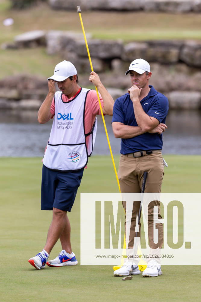 AUSTIN, TX - MARCH 22: Rory McIlroy stands next to his caddies as his opponent putts on the 11th green during Round 1 Group Play of the PGA, Golf Herren World Golf Championships Dell Technologies Match Play on March 22, 2023, at Austin County Club in Austin, TX. (Photo by David Buono Icon Sportswire) GOLF: MAR 22 PGA - World Golf Championships-Dell Technologies Match Play Icon230322019