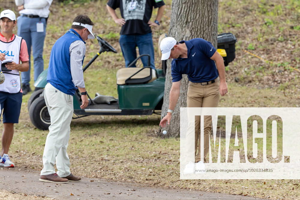 AUSTIN, TX - MARCH 22: Rory McIlroy drops to get relief from a cart path on the 12th hole during Round 1 Group Play of the PGA, Golf Herren World Golf Championships Dell Technologies Match Play on March 22, 2023, at Austin County Club in Austin, TX. (Photo by David Buono Icon Sportswire) GOLF: MAR 22 PGA - World Golf Championships-Dell Technologies Match Play Icon230322022