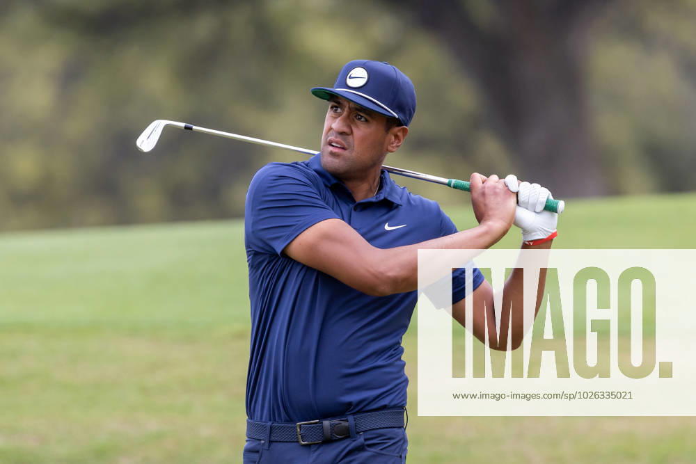 AUSTIN, TX - MARCH 22: Tony Finau watches his second shot on the 12th hole during Round 1 Group Play of the PGA, Golf Herren World Golf Championships Dell Technologies Match Play on March 22, 2023, at Austin County Club in Austin, TX. (Photo by David Buono Icon Sportswire) GOLF: MAR 22 PGA - World Golf Championships-Dell Technologies Match Play Icon230322042