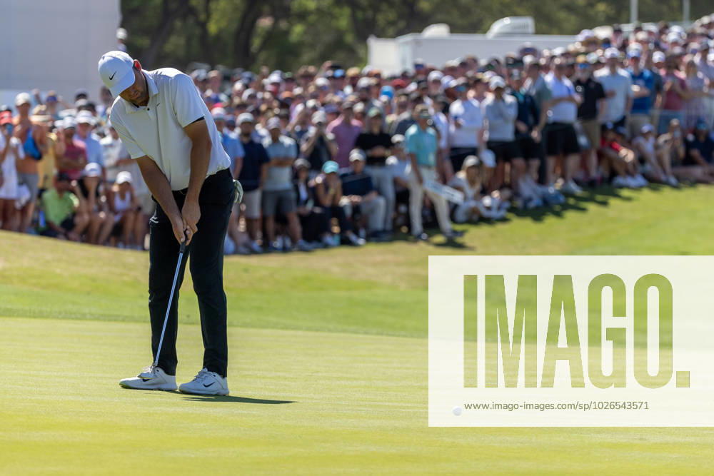 AUSTIN, TX - MARCH 25: Scottie Scheffler attempts an eagle putt on the 13th green while a large gallery of spectators watches during the Quarterfinals of the PGA, Golf Herren World Golf Championships Dell Technologies Match Play on March 25, 2023, at Austin County Club in Austin, TX. (Photo by David Buono Icon Sportswire) GOLF: MAR 25 PGA - World Golf Championships-Dell Technologies Match Play Icon230325072