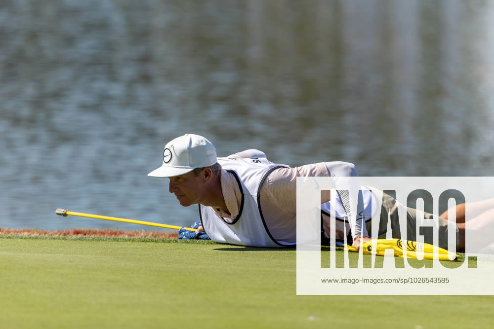 AUSTIN, TX - MARCH 25: Ted Scott, Scottie Scheffler s caddie, lies on the ground of the 13th green to read a birdie putt during the Quarterfinals of the PGA, Golf Herren World Golf Championships Dell Technologies Match Play on March 25, 2023, at Austin County Club in Austin, TX. (Photo by David Buono Icon Sportswire) GOLF: MAR 25 PGA - World Golf Championships-Dell Technologies Match Play Icon230325075