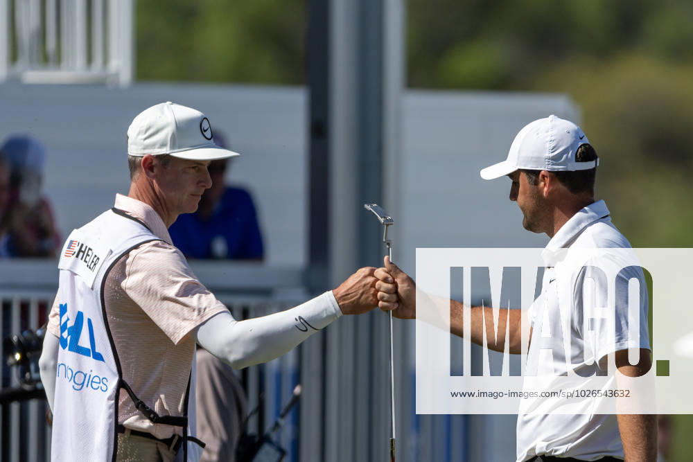 AUSTIN, TX - MARCH 25: Scottie Scheffler fist bumps with his caddie Ted Scott after making a birdie putt on the 15th hole during the Quarterfinals of the PGA, Golf Herren World Golf Championships Dell Technologies Match Play on March 25, 2023, at Austin County Club in Austin, TX. (Photo by David Buono Icon Sportswire) GOLF: MAR 25 PGA - World Golf Championships-Dell Technologies Match Play Icon230325084
