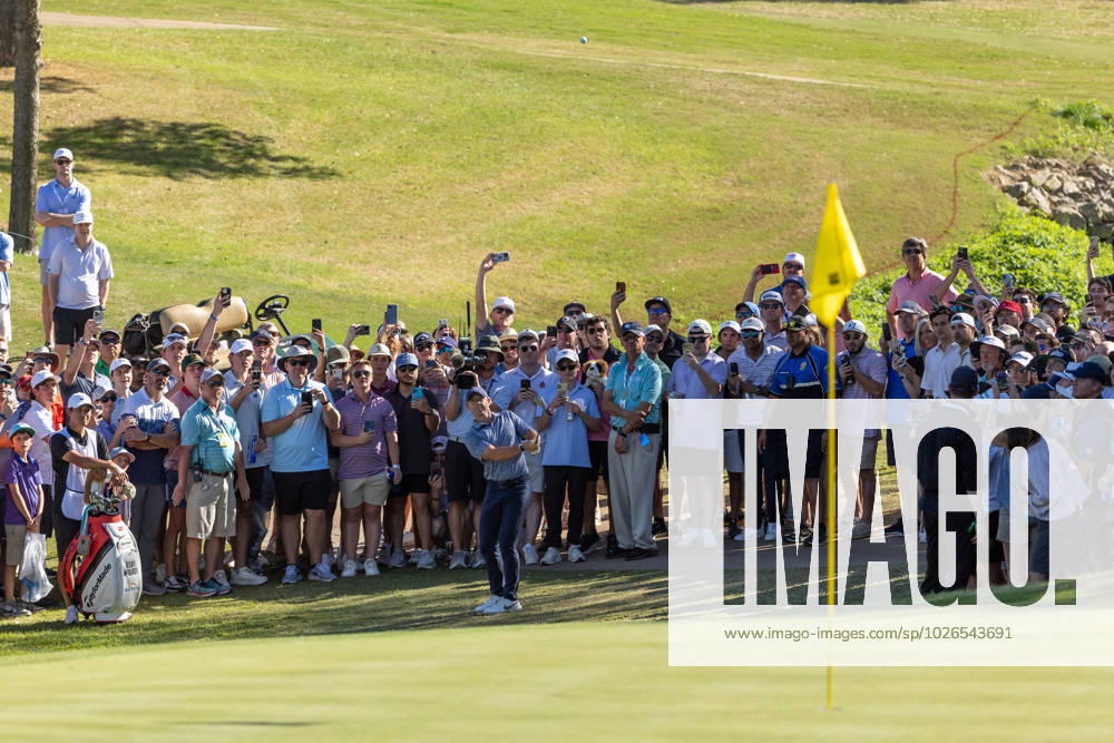 AUSTIN, TX - MARCH 25: Rory McIlroy plays his second shot on the 18th hole with a large gallery of spectators behind him during the Quarterfinals of the PGA, Golf Herren World Golf Championships Dell Technologies Match Play on March 25, 2023, at Austin County Club in Austin, TX. (Photo by David Buono Icon Sportswire) GOLF: MAR 25 PGA - World Golf Championships-Dell Technologies Match Play Icon230325093