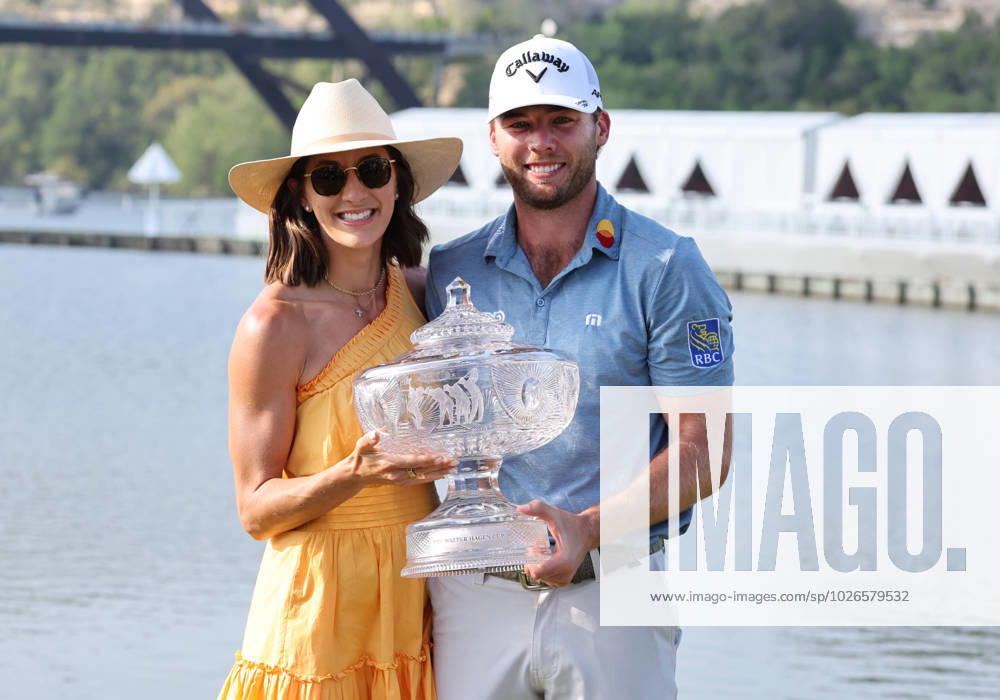 KW12 AUSTIN, TX - MARCH 26: Sam Burns and wife Caroline Campbell hold the Walter Haggen Cup after defeating Cameron Young on the 13th hole of the finals of the PGA, Golf Herren - World Golf Championships - Dell Technologies Match Play on March 26, 2023, at Austin County Club in Austin, TX. (Photo by Adam Davis Icon Sportswire) GOLF: MAR 26 PGA - World Golf Championships-Dell Technologies Match Play Icon2303265221