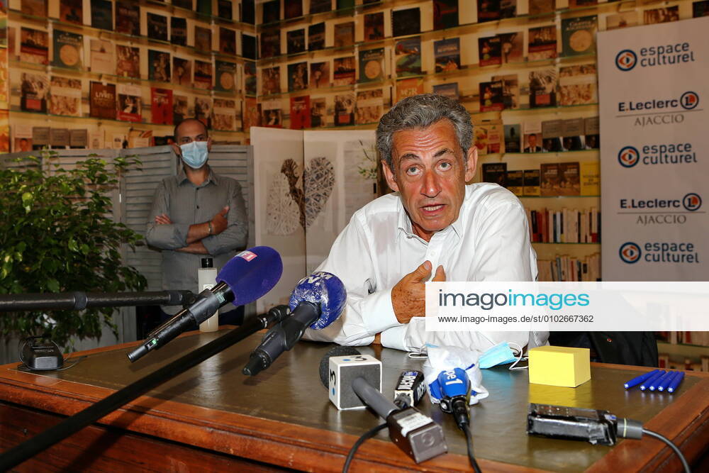 Frankreich, Nicolas Sarkozy Buchpräsentation in Ajaccio Nicolas Sarkozy en dedicace a l espace culturel du centre leclerc de Baleone a Ajaccio pour la sortie de son nouveau livre Le Temps des tempetes NEWS : Nicolas Sarkozy dedicace son livre Le Temps des tempetes - Ajaccio - 24 07 2020 GERARDPIERLOVISI PANORAMIC