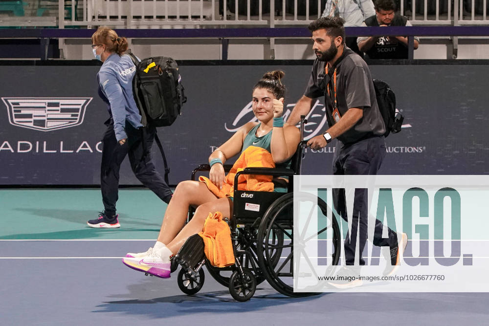 Bianca Andreescu (CAN) waves to the gallery after an apparent left ankle injury during her women s singles match against Ekaterina Alexandrova. Andreescu would withdraw and retire at the Miami Open presented by Itau at Hard Rock Stadium. Miami Gardens USA - ZUMAw109 20230327_zap_w109_051
