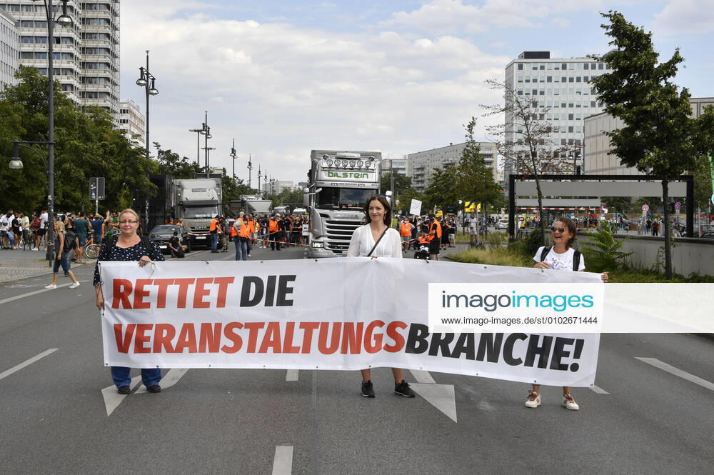 With a protest march from Alexanderstraße 3 to the rally at Bebelplatz, Berlin venues, organizers, technicians, stage and booth builders, outdoor advertisers, security and catering staff as well as other service providers from the culture and event industry point out their precarious situation and the blatant lack of perspectives Berlin, 24 07 2020 Foto:xF.xFuturexImage
