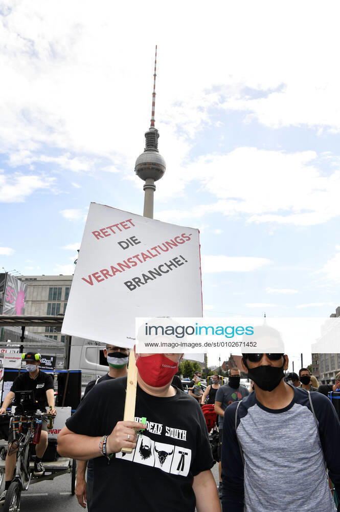 With a protest march from Alexanderstraße 3 to the rally at Bebelplatz, Berlin venues, organizers, technicians, stage and booth builders, outdoor advertisers, security and catering staff as well as other service providers from the culture and event industry point out their precarious situation and the blatant lack of perspectives Berlin, 24 07 2020 Foto:xF.xFuturexImage