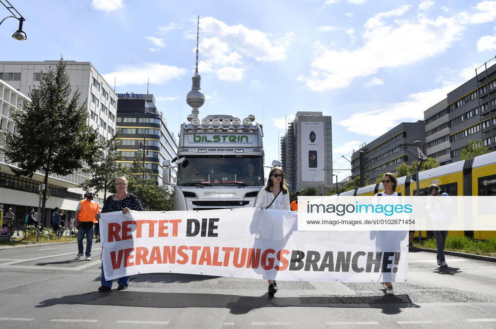 With a protest march from Alexanderstraße 3 to the rally at Bebelplatz, Berlin venues, organizers, technicians, stage and booth builders, outdoor advertisers, security and catering staff as well as other service providers from the culture and event industry point out their precarious situation and the blatant lack of perspectives Berlin, 24 07 2020 Foto:xF.xFuturexImage