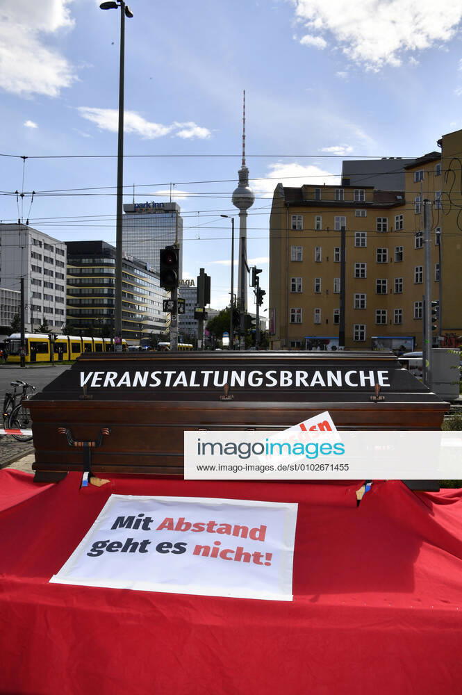 With a protest march from Alexanderstraße 3 to the rally at Bebelplatz, Berlin venues, organizers, technicians, stage and booth builders, outdoor advertisers, security and catering staff as well as other service providers from the culture and event industry point out their precarious situation and the blatant lack of perspectives Berlin, 24 07 2020 Foto:xF.xFuturexImage