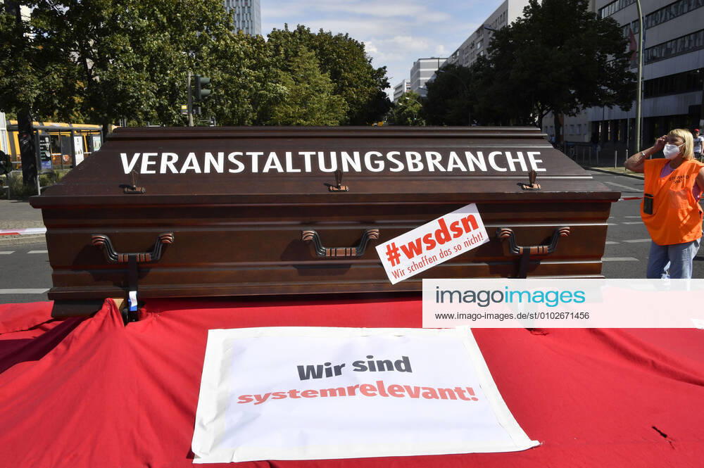 With a protest march from Alexanderstraße 3 to the rally at Bebelplatz, Berlin venues, organizers, technicians, stage and booth builders, outdoor advertisers, security and catering staff as well as other service providers from the culture and event industry point out their precarious situation and the blatant lack of perspectives Berlin, 24 07 2020 Foto:xF.xFuturexImage
