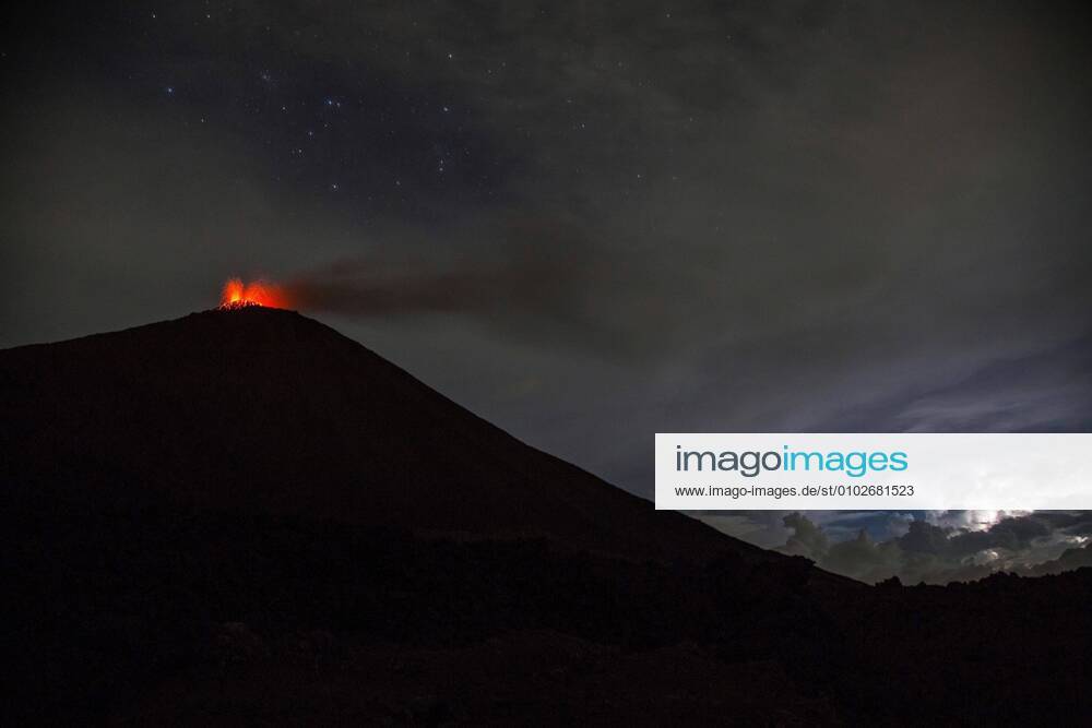 KW30 Volcano expels lava on the top of Mount Pacaya in a photo taken from Cerro Chino, in San Vicente Pacaya, Guatemala, late 26 July 2020. Volcano s activity rose last days and authorities are on alert to begin a possible evacuation of population if it was necessary. Activity rises on Mount Pacaya volcano !ACHTUNG: NUR REDAKTIONELLE NUTZUNG!