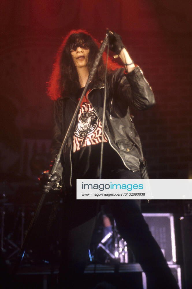 Joey Ramone of the Ramones live at the SuperBang 93 in the Eilenriedenhalle Hannover, 12 12 1993 Foto:xR.xKeuntjex xFuturexImage