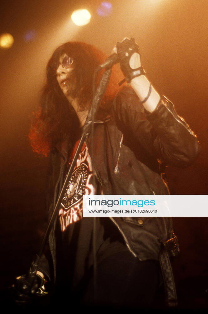 Joey Ramone of the Ramones live at the SuperBang 93 in the Eilenriedenhalle Hannover, 12 12 1993 Foto:xR.xKeuntjex xFuturexImage
