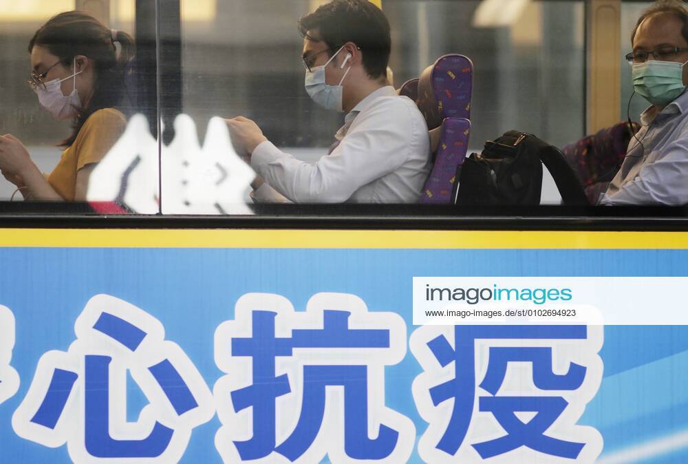 Coronavirus, Eindrücke aus Hongkong (200727) -- HONG KONG, July 27, 2020 -- People wearing masks take a bus in the Central area of Hong Kong, south China, July 27, 2020. TO GO WITH Hong Kong reports 145 new COVID-19 cases, anti-epidemic measures to be tightened ) CHINA-HONG KONG-COVID-19 (CN) WangxShen