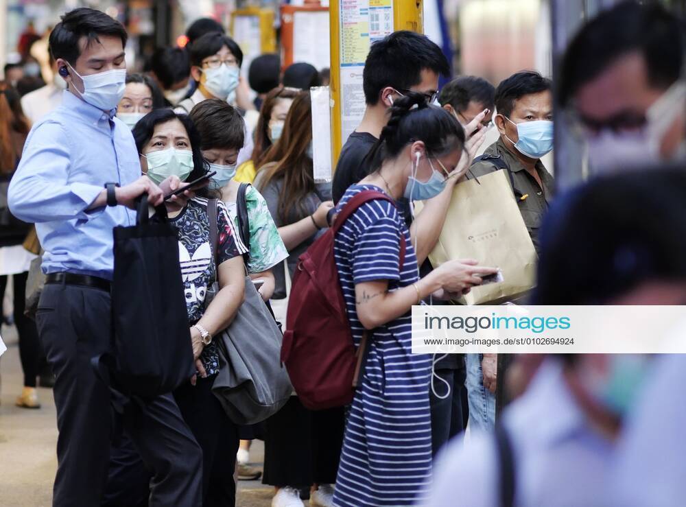 Coronavirus, Eindrücke aus Hongkong (200727) -- HONG KONG, July 27, 2020 -- People wearing masks wait for bus in the Central area of Hong Kong, south China, July 27, 2020. TO GO WITH Hong Kong reports 145 new COVID-19 cases, anti-epidemic measures to be tightened ) CHINA-HONG KONG-COVID-19 (CN) WangxShen