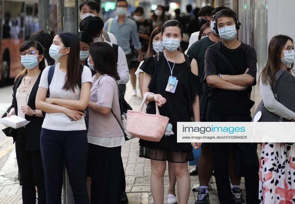 Coronavirus, Eindrücke aus Hongkong (200727) -- HONG KONG, July 27, 2020 -- People wearing masks walk in the Central area of Hong Kong, south China, July 27, 2020. Hong Kong s Center for Health Protection (CHP) Monday reported 145 new confirmed cases of COVID-19, hitting a new daily high in Hong Kong. The 145 new cases included 142 local infections and three imported ones, bringing the total cases to 2,778 in Hong Kong. ) CHINA-HONG KONG-COVID-19 (CN) WangxShen