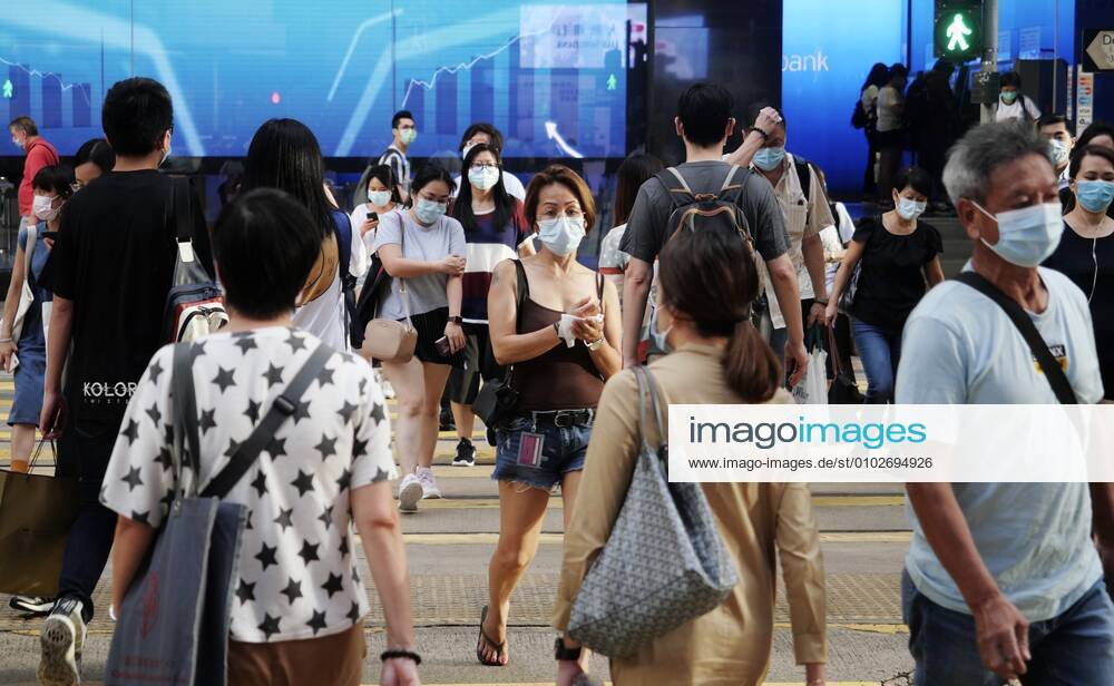 Coronavirus, Eindrücke aus Hongkong (200727) -- HONG KONG, July 27, 2020 -- People wearing masks walk in the Central area of Hong Kong, south China, July 27, 2020. Hong Kong s Center for Health Protection (CHP) Monday reported 145 new confirmed cases of COVID-19, hitting a new daily high in Hong Kong. The 145 new cases included 142 local infections and three imported ones, bringing the total cases to 2,778 in Hong Kong. ) CHINA-HONG KONG-COVID-19 (CN) WangxShen