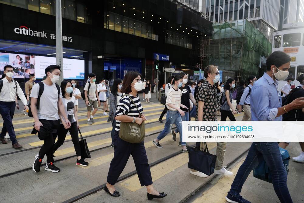 Coronavirus, Eindrücke aus Hongkong (200727) -- HONG KONG, July 27, 2020 -- People wearing masks walk in the Central area of Hong Kong, south China, July 27, 2020. Hong Kong s Center for Health Protection (CHP) Monday reported 145 new confirmed cases of COVID-19, hitting a new daily high in Hong Kong. The 145 new cases included 142 local infections and three imported ones, bringing the total cases to 2,778 in Hong Kong. ) CHINA-HONG KONG-COVID-19 (CN) WangxShen