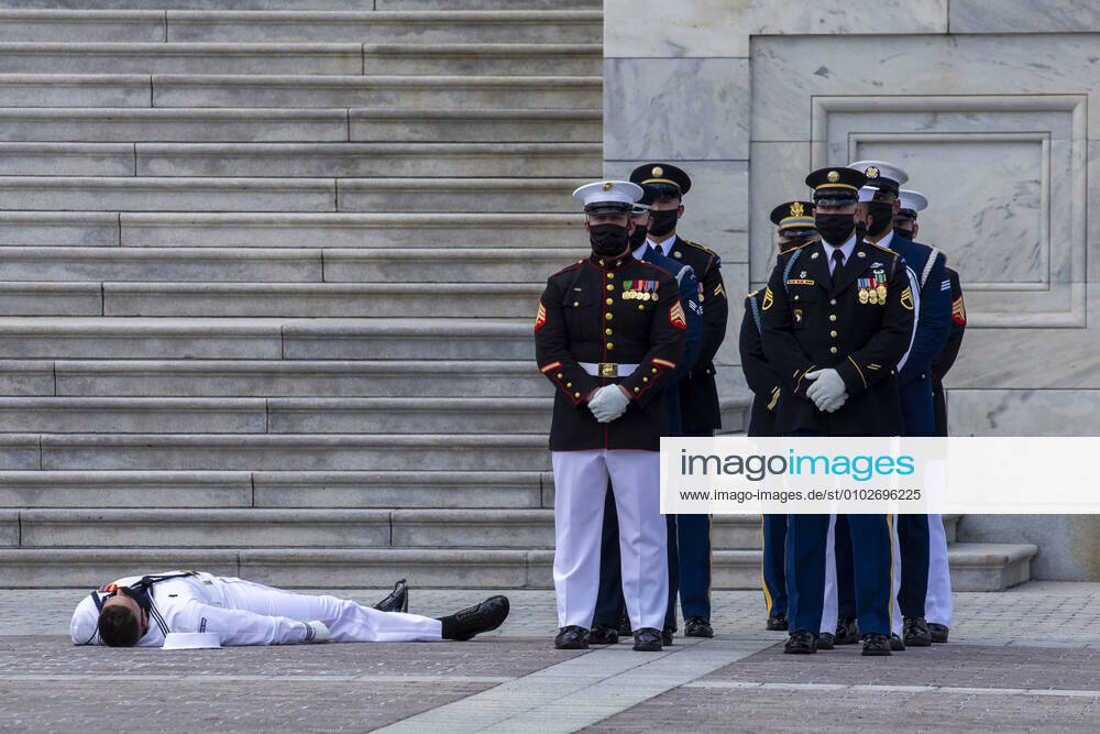 USA, John Lewis Trauerfeier in Washington - Soldat wird ohnmächtig A member of the military honor guard waiting to carry the casket containing the body of Congressman John Lewis, D-GA passed out in front of the U.S. Capitol before the memorial service in Washington DC on Monday, July 27, 2020.Ê Due to the COVID-19 pandemic the civilÊrights legend will lie in state briefly in the Capitol rotunda and then will be moved outside where the public can pay respects safely. WAP20200727001 TASOSxKATAPODIS