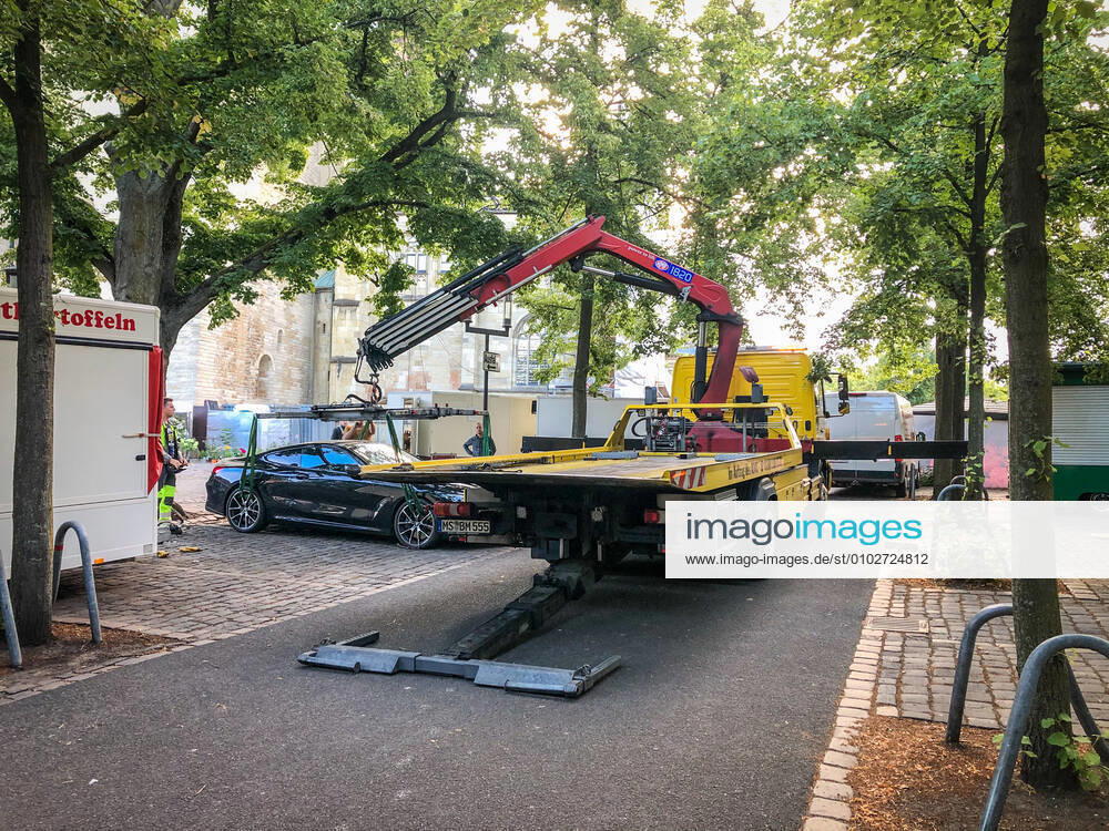 DEU, Germany, Nordrhein Westfalen, Münster, 29 07 2020 Employees of the Ordnungsamt Münster have ordered that a parking offender be towed away During the market days, parking on the Domplatz is prohibited